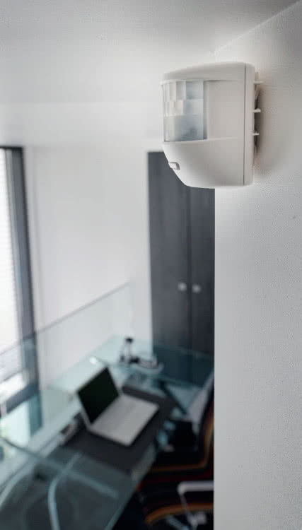 Czujniki ruchu montuje się zazwyczaj w narożnikach pomieszczeń.