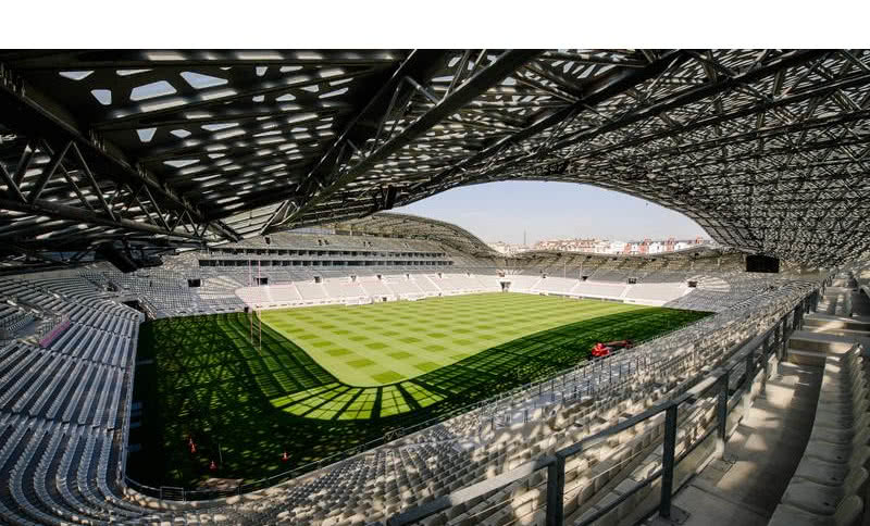 Beton Ductal Lafarge w perfekcyjnej konstrukcji stadionu im. Jean Bouin w Paryżu